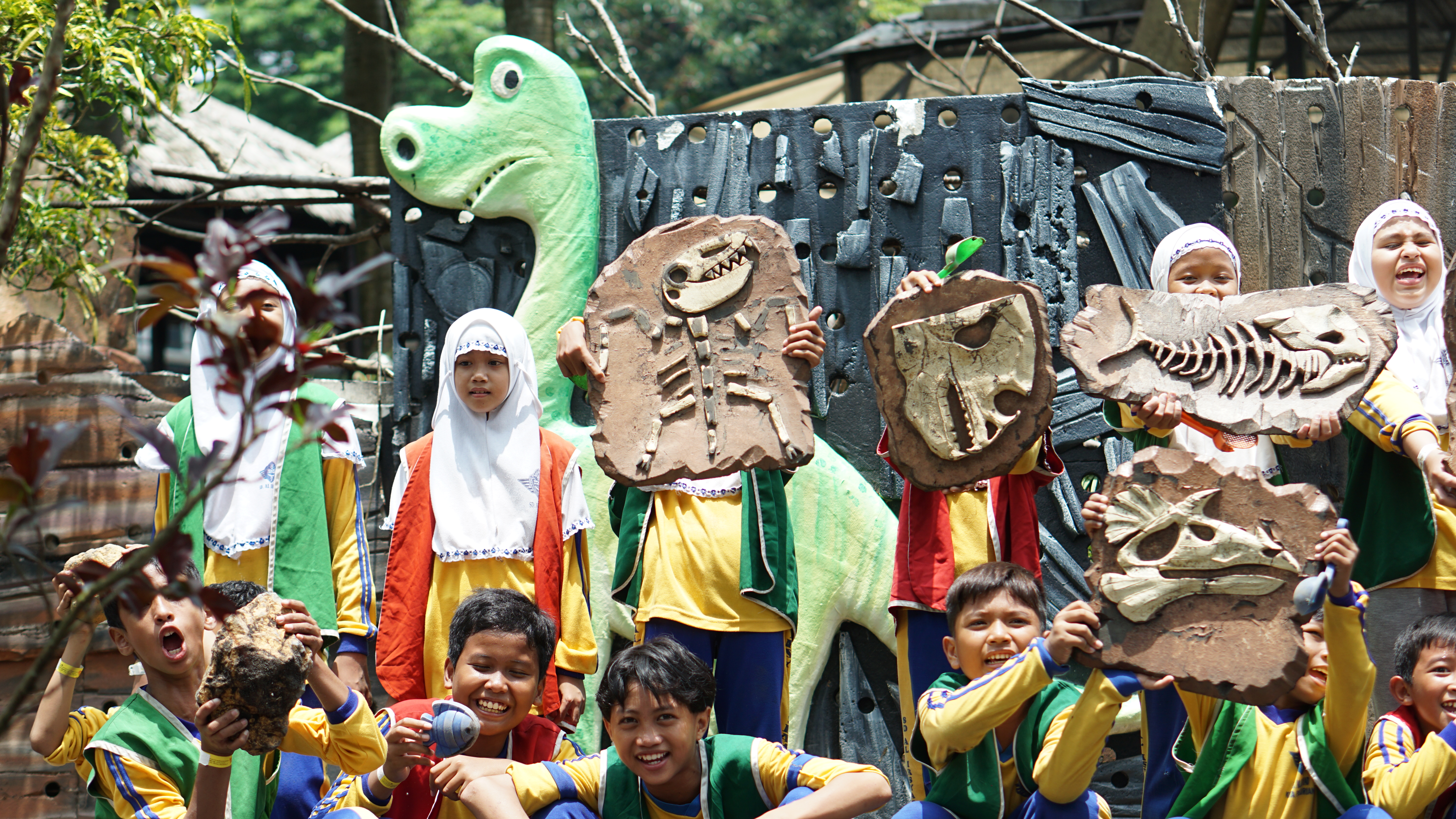 Jurassic Garden di Kampoeng Kidz, Serunya Jadi Arkeolog Cilik!
